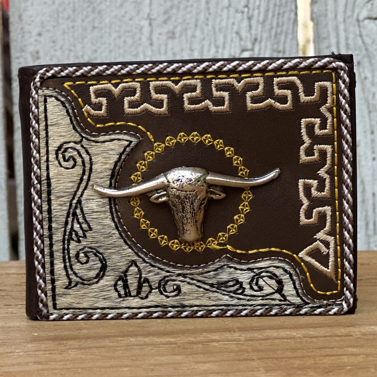 Cartera Vaquera Café de Toro con Pelo de Res y Gercas Bordadas - Carteras Vaqueras Mexicanas (7)