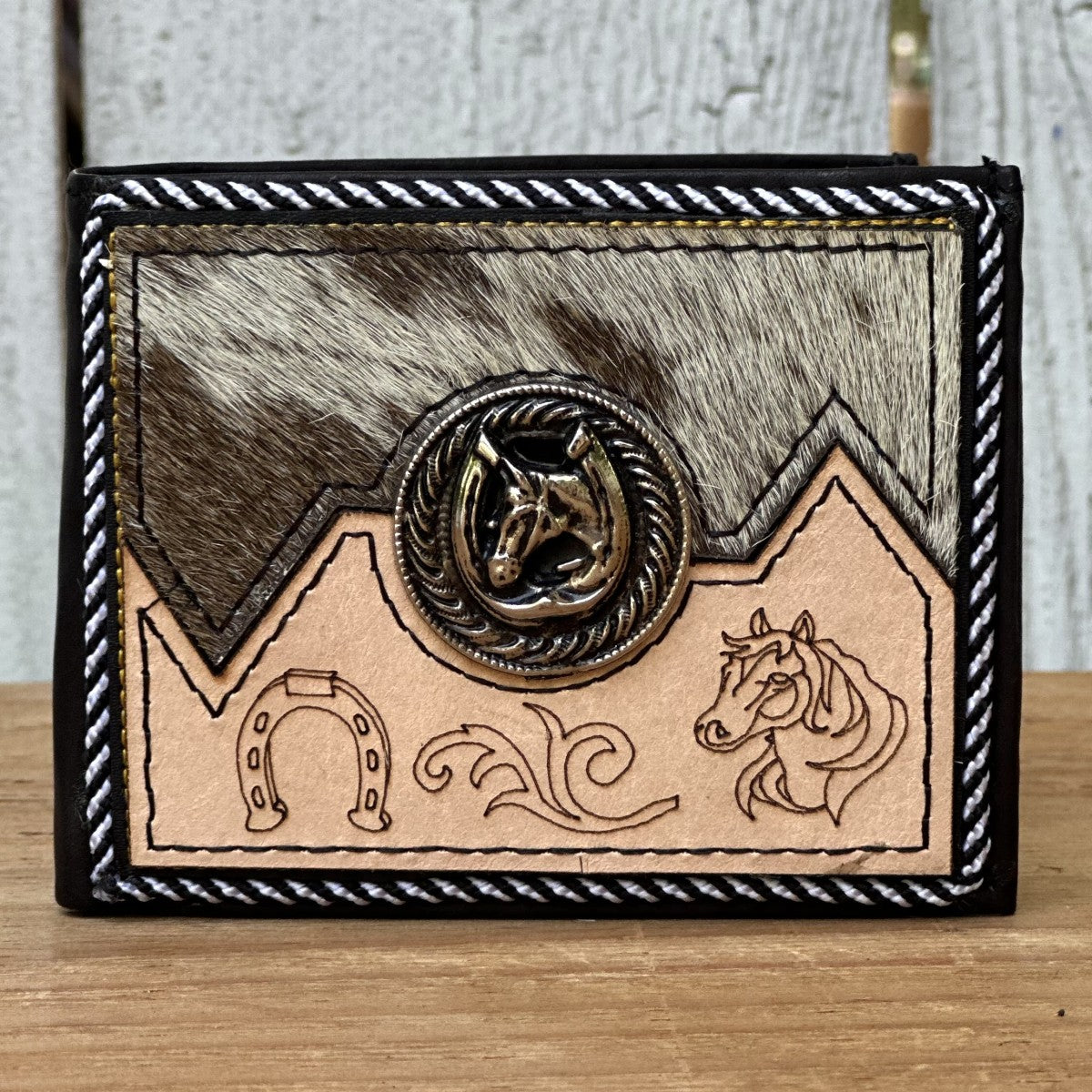 Cartera Vaquera Negra de Caballo con Pelo de Res y Grabados - Carteras Vaqueras Mexicanas (1)