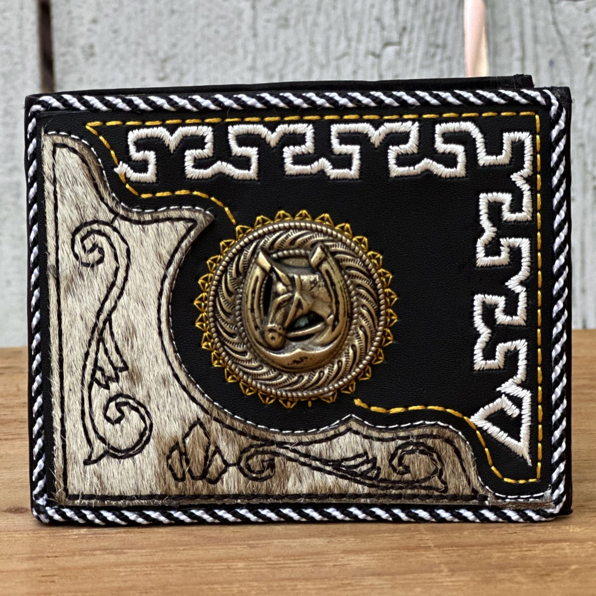 Cartera Vaquera Negra de Caballo con Pelo de Res y Grecas Bordadas - Carteras Vaqueras Mexicanas (3)