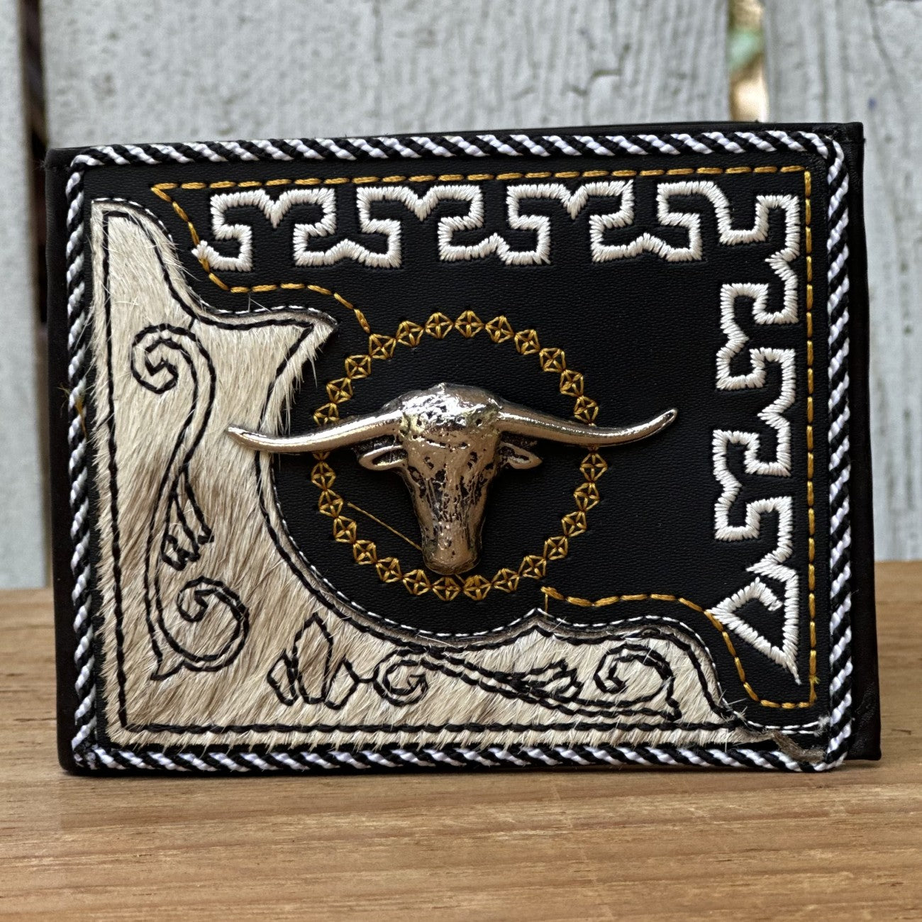 Cartera Vaquera Negra de Toro con Pelo de Res y Gercas Bordadas - Carteras Vaqueras Mexicanas (1)