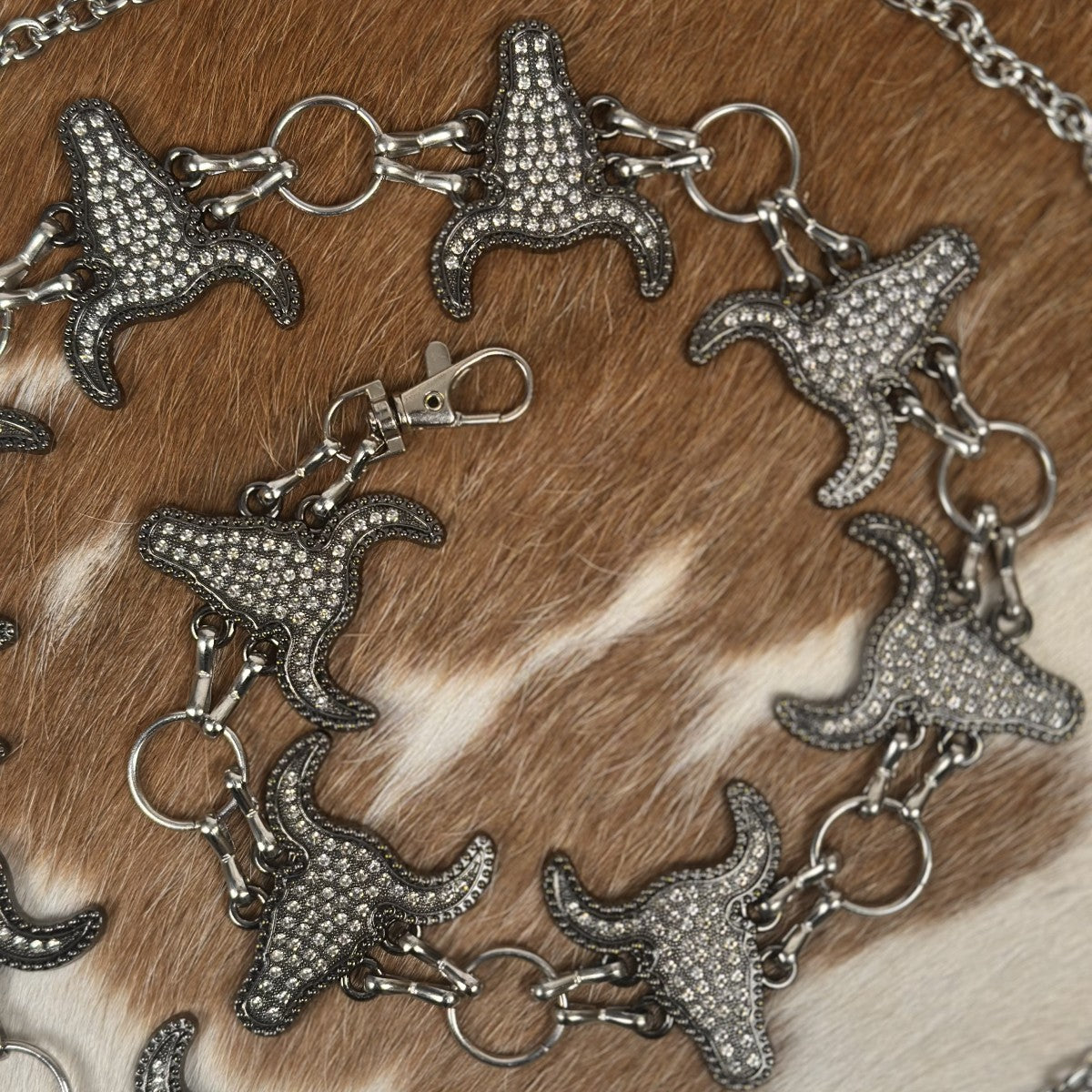 Cinturón Vaquero para Mujer con Conchos de Cabeza de Toro y Pedrería y RIbete Negro (6)