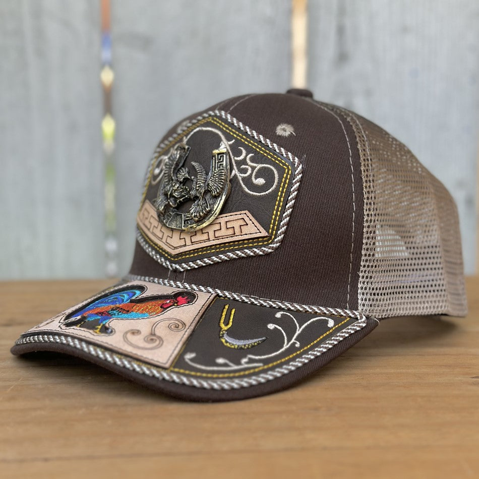 Gorra Vaquera Café con Gallos y Herradura - Gorras Artesanales Mexicanas