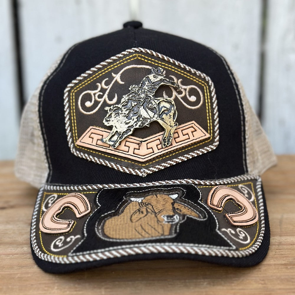 Gorra Vaquera Negra y Beige con Jinete y Toro | Gorras Artesanales Mexicanas
