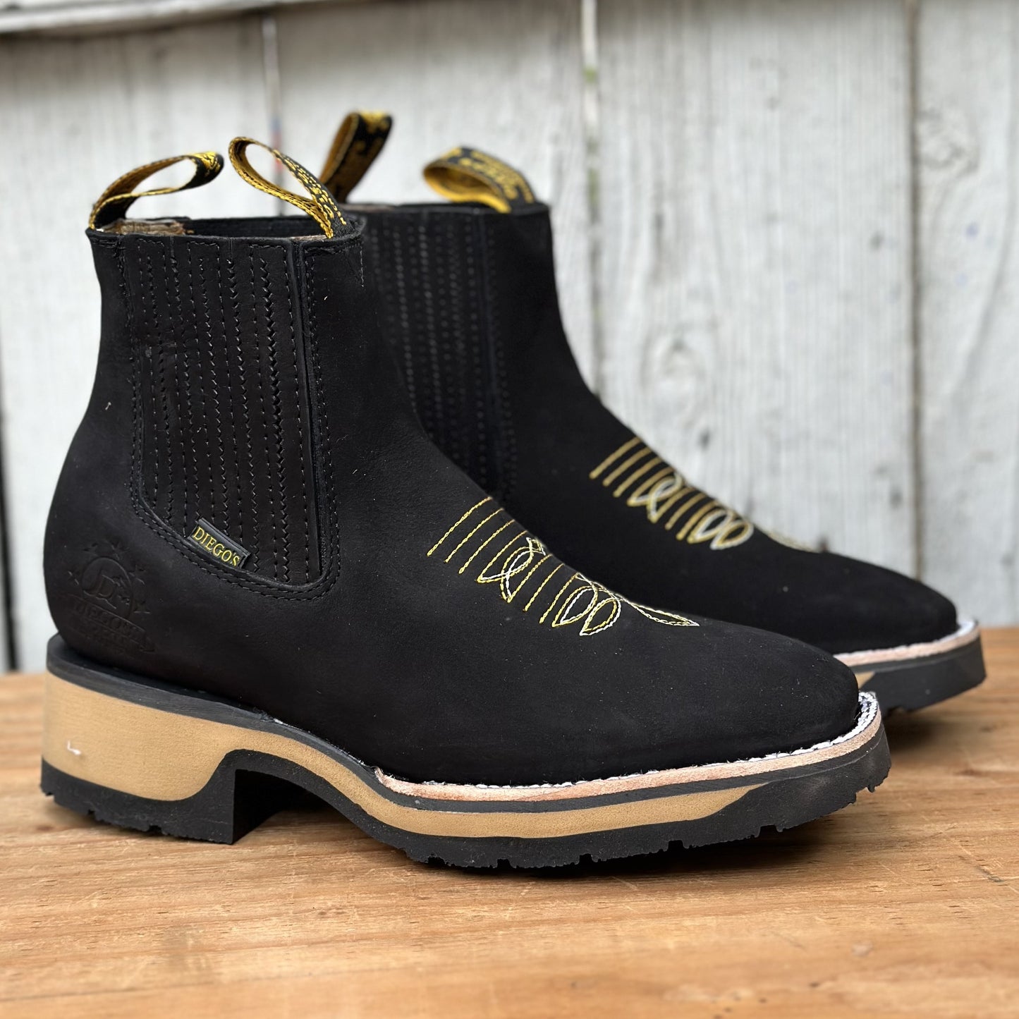 Botin Vaquero de Nobuck Negro con Suela de Goma para Hombre | DB-755