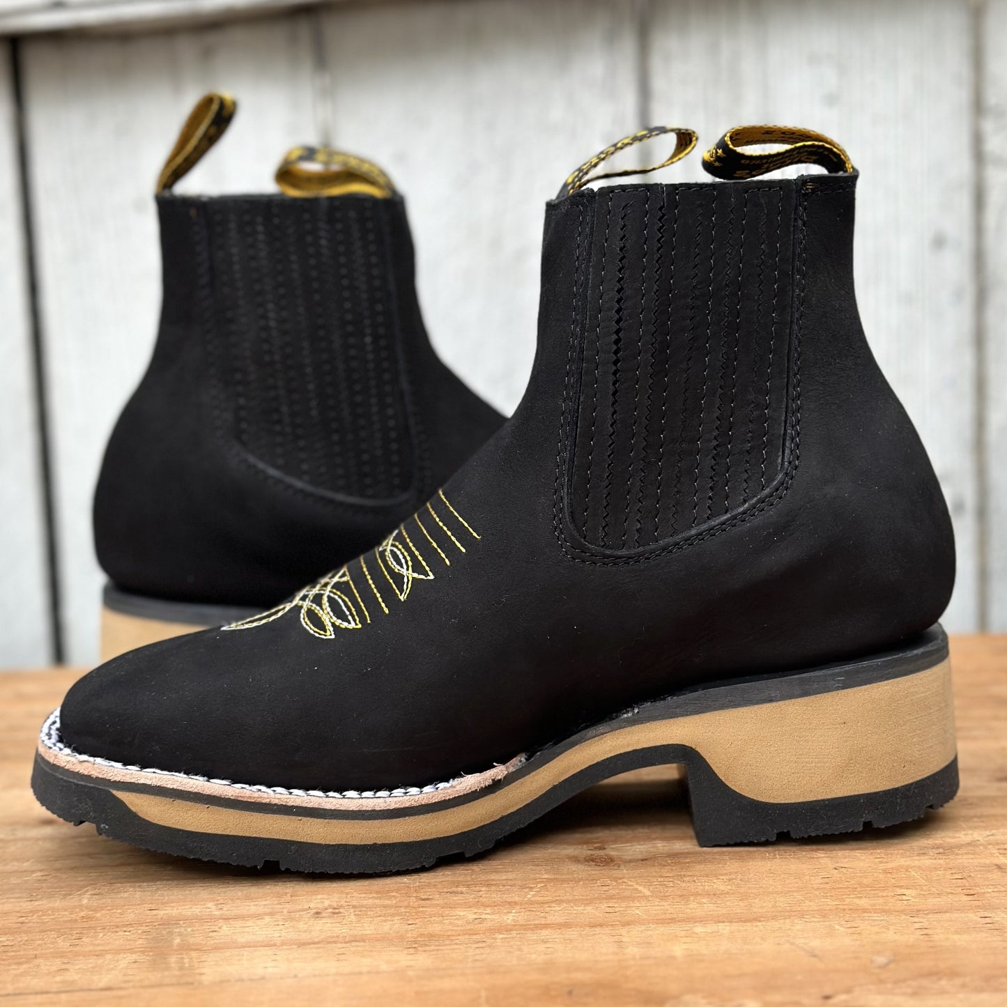 Botin Vaquero de Nobuck Negro con Suela de Goma para Hombre | DB-755 | Botines Vaqueros Mexicanos