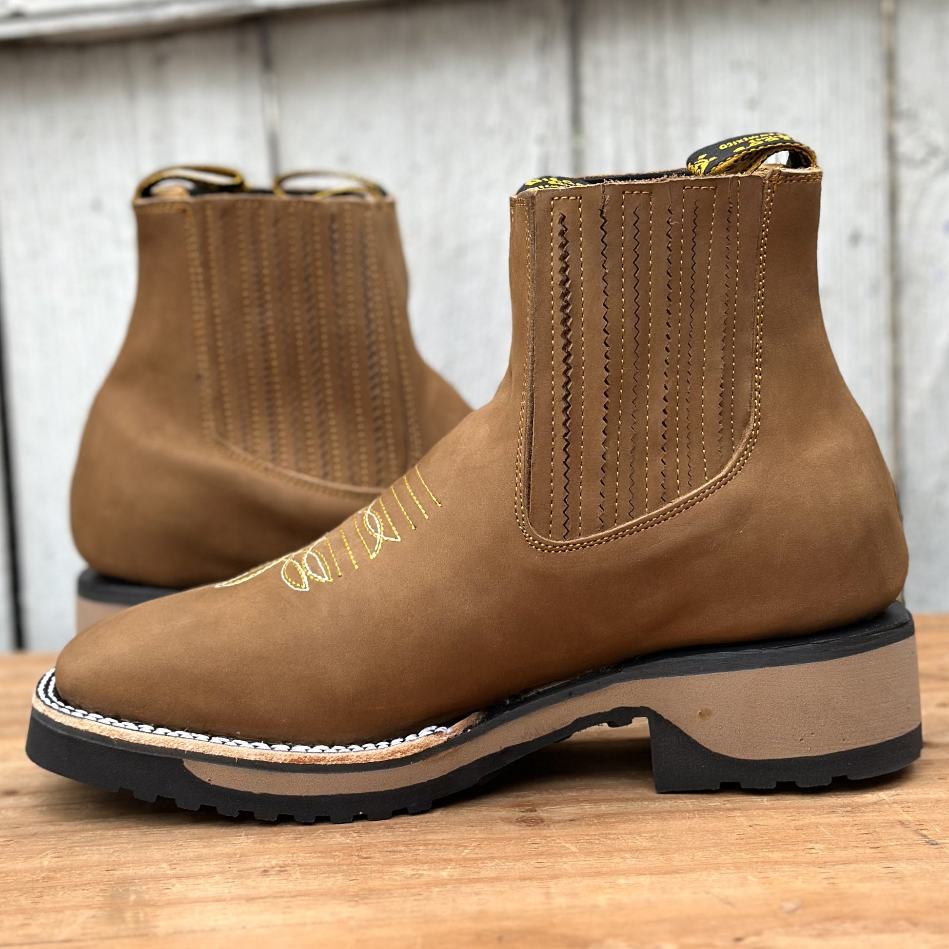 Botin Vaquero de Nobuck Color Papaya con Suela de Goma para Hombre | DB-755 | Suela Doble Densidad | Botines Vaqueros Mexicanos (2)