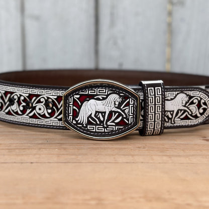 Combo de Combo de Cinturón Vaquero y Funda para Teléfono “Horses” de Piel Blanca Cortada a Láser con Fondo Rojo (3)