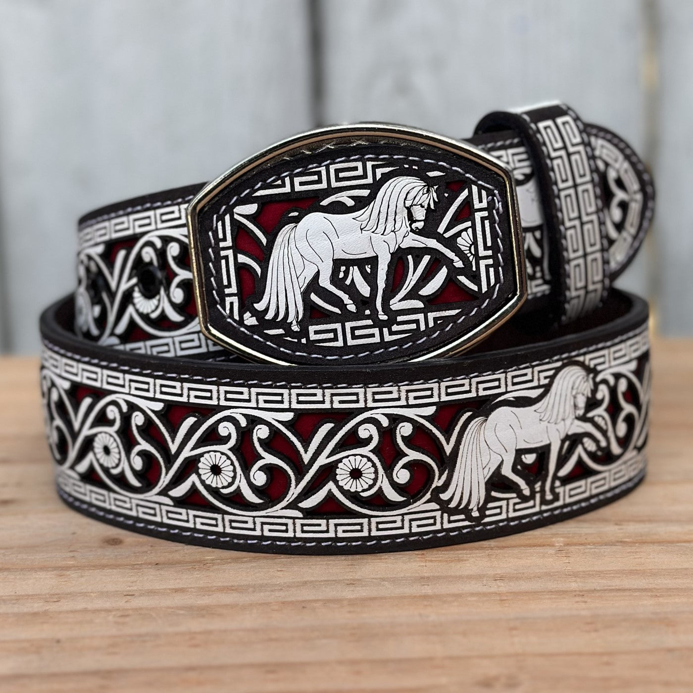 Combo de Combo de Cinturón Vaquero y Funda para Teléfono “Horses” de Piel Blanca Cortada a Láser con Fondo Rojo (2)