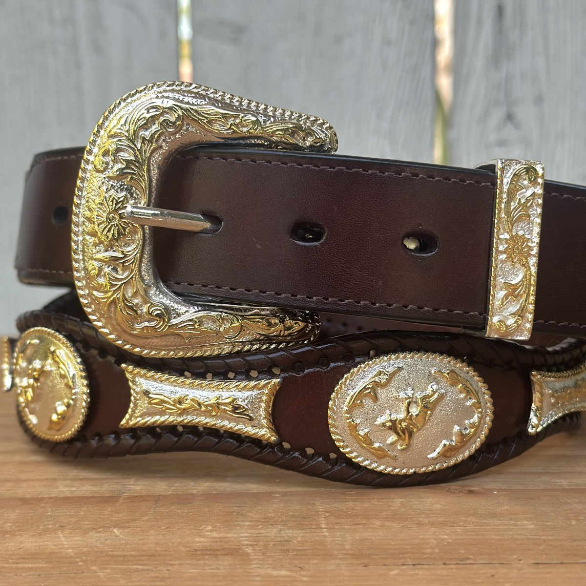 Cinturón Vaquero con Conchos de Alpaca en Color Café Oscuro