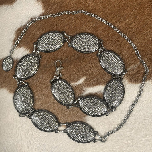 Cinturón Vaquero para Mujer con Conchos y Pedreria en Tono Plateado y Ribete Negro