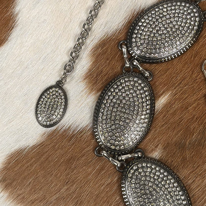 Cinturón Vaquero para Mujer con Conchos y Pedreria en Tono Plateado y Ribete Negro (3)
