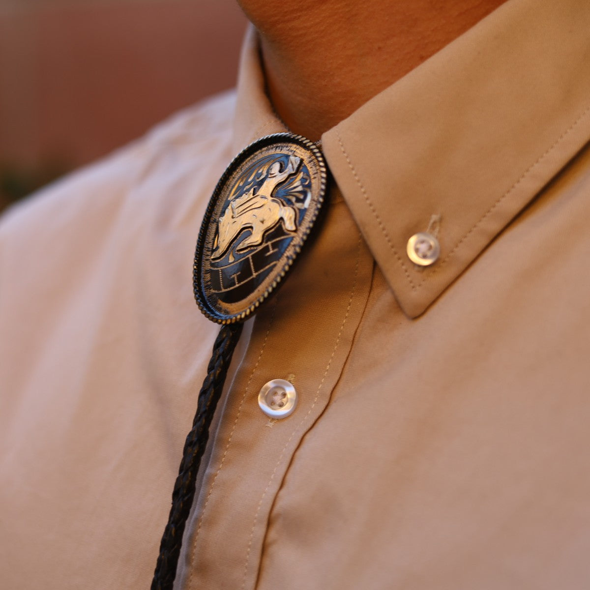 Corbatin Ovalado Negro con Jinete y Toro Dorado - Corbatines Vaqueros para Hombre (4)