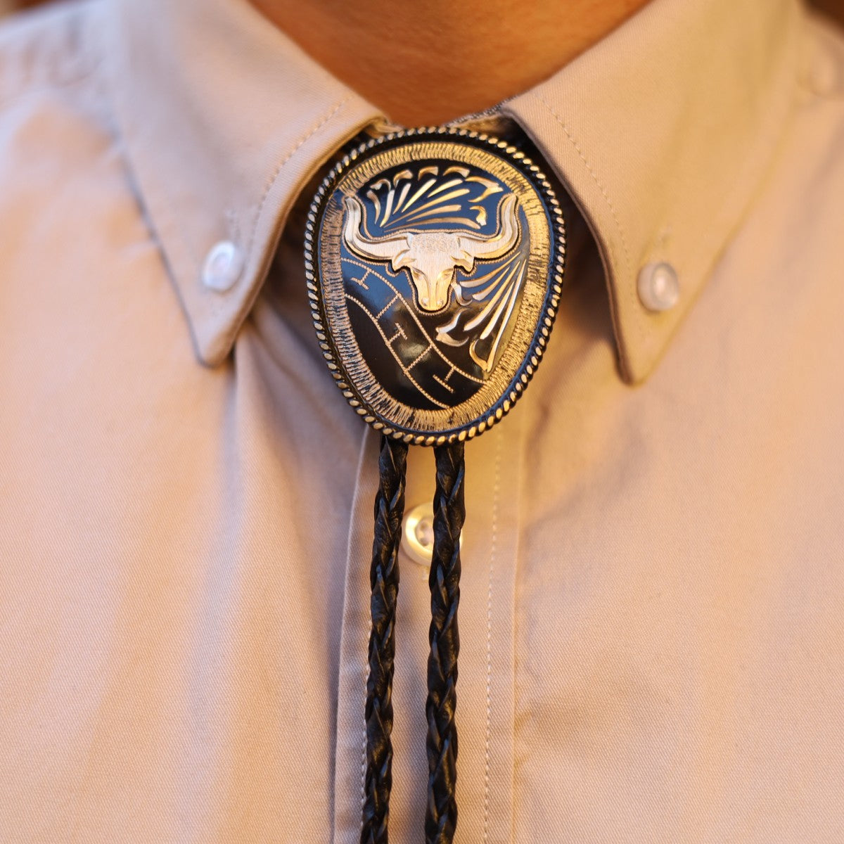 Corbatin Ovalado Negro con Toro Dorado - Corbatines Vaqueros para Hombre 