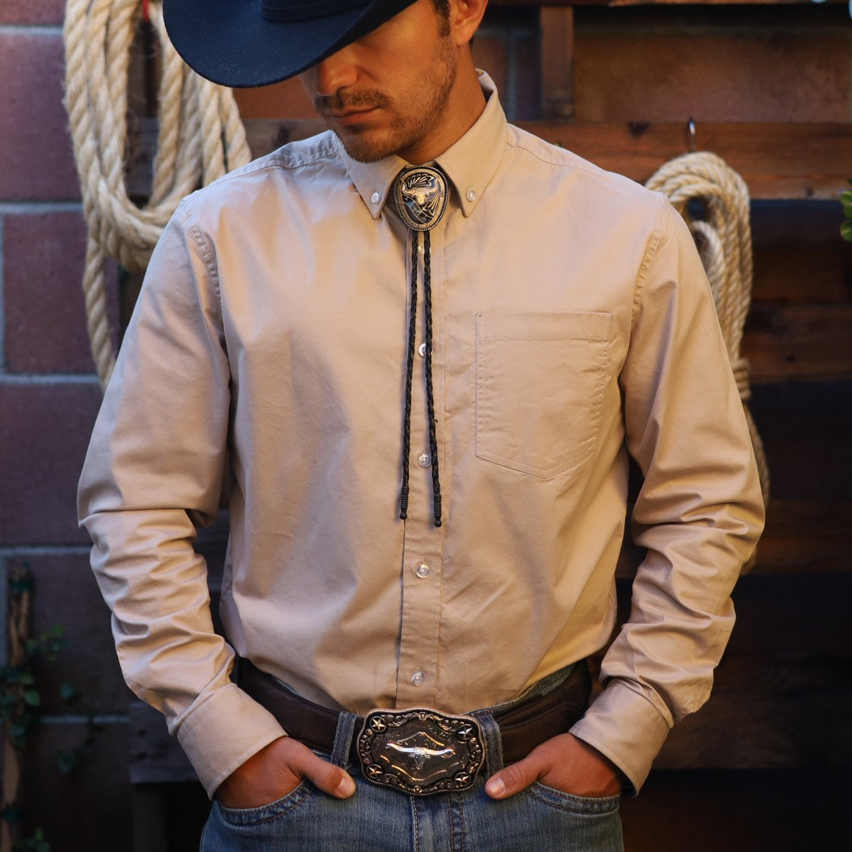 Corbatin Ovalado Negro con Toro Dorado - Corbatines Vaqueros para Hombre (2)