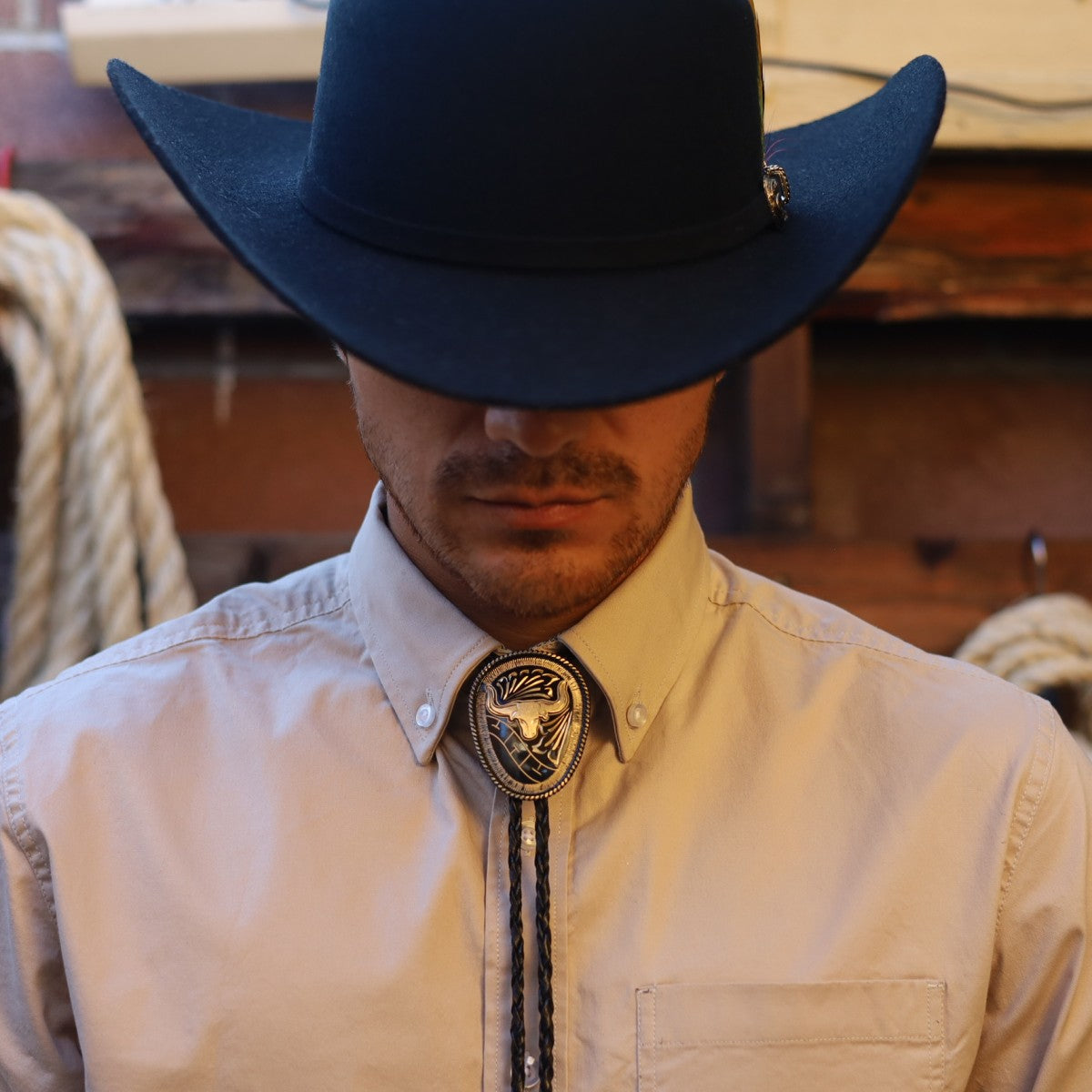 Corbatin Ovalado Negro con Toro Dorado - Corbatines Vaqueros para Hombre (3)