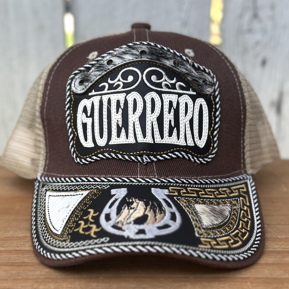 Gorra Café y Beige de Guerrero con Bordado de Herradura y Caballo