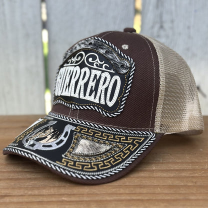 Gorra Café y Beige de Guerrero con Bordado de Herradura y Caballo