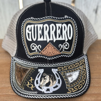 Gorra Negra y Beige de Guerrero con Bordado de Herradura | Gorras Mexicanas Artesanales