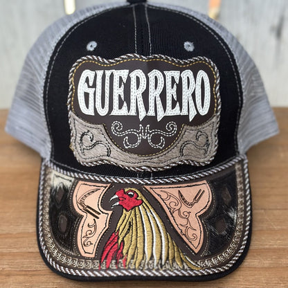 Gorra Negra y Gris de Guerrero con Bordado de Herradura