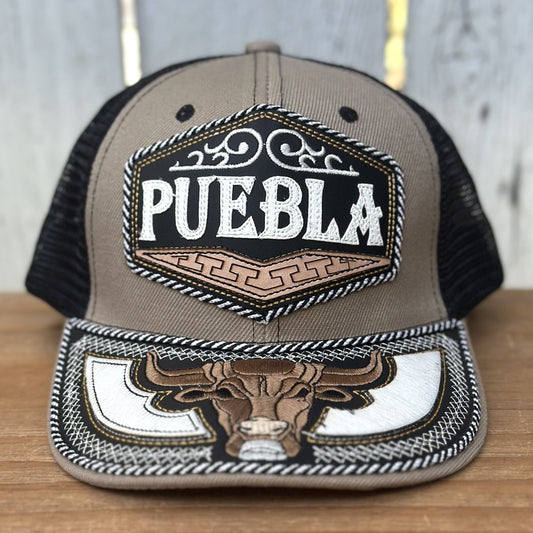 Gorra Taupe y Negra de Puebla con Toro Bordado | Gorras Mexicanas Artesanales