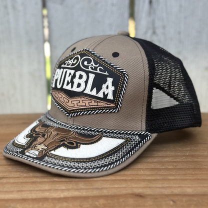Gorra Taupe y Negra de Puebla con Toro Bordado | Gorras Mexicanas Artesanales