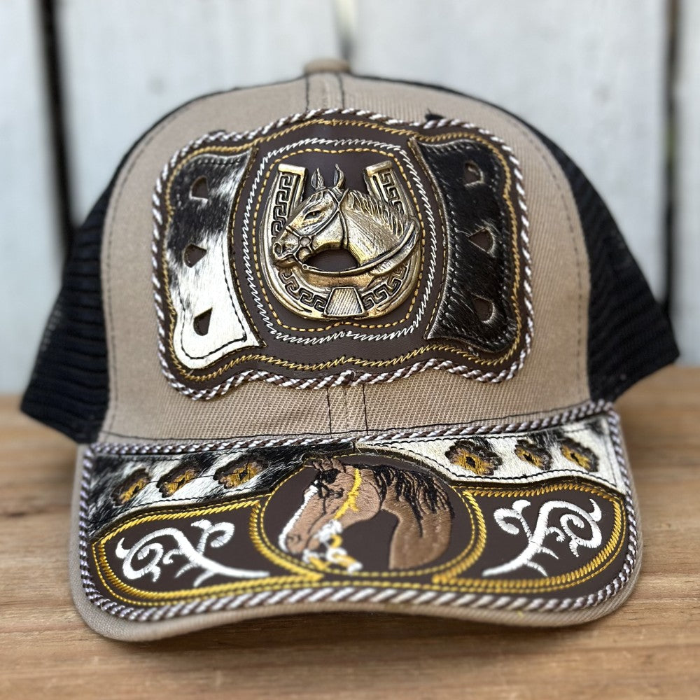 Gorra Vaquera Beige y Negra con Caballo y Herradura y Pelo de Res | Gorras Artesanales Mexicanas
