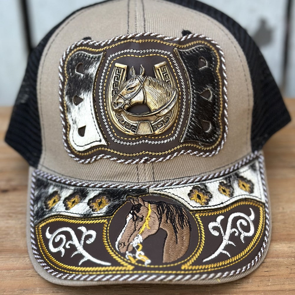 Gorra Vaquera Beige y Negra con Caballo y Herradura y Pelo de Res | Gorras Artesanales Mexicanas