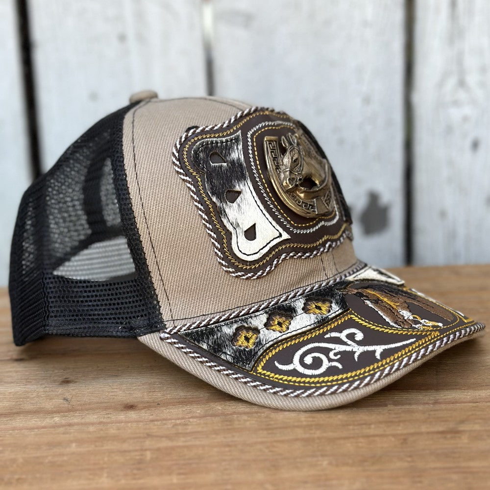 Gorra Vaquera Beige y Negra con Caballo y Herradura y Pelo de Res | Gorras Artesanales Mexicanas