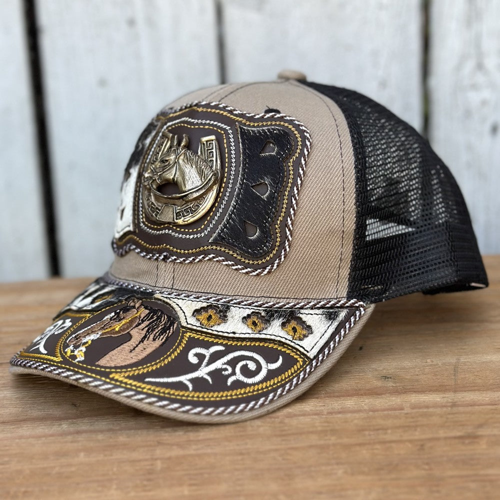 Gorra Vaquera Beige y Negra con Caballo y Herradura y Pelo de Res | Gorras Artesanales Mexicanas