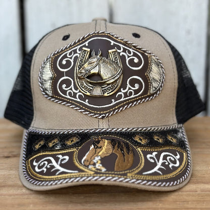 Gorra Vaquera Beige y Negro con Caballo y Herradura | Gorras Artesanales Mexicanas