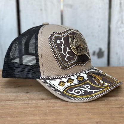 Gorra Vaquera Beige y Negro con Caballo y Herradura #2 | Gorras Artesanales Mexicanas
