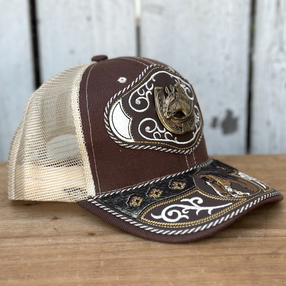 Gorra Vaquera Cafe y Beige con Caballo y Herradura | Gorras Artesanales Mexicanas
