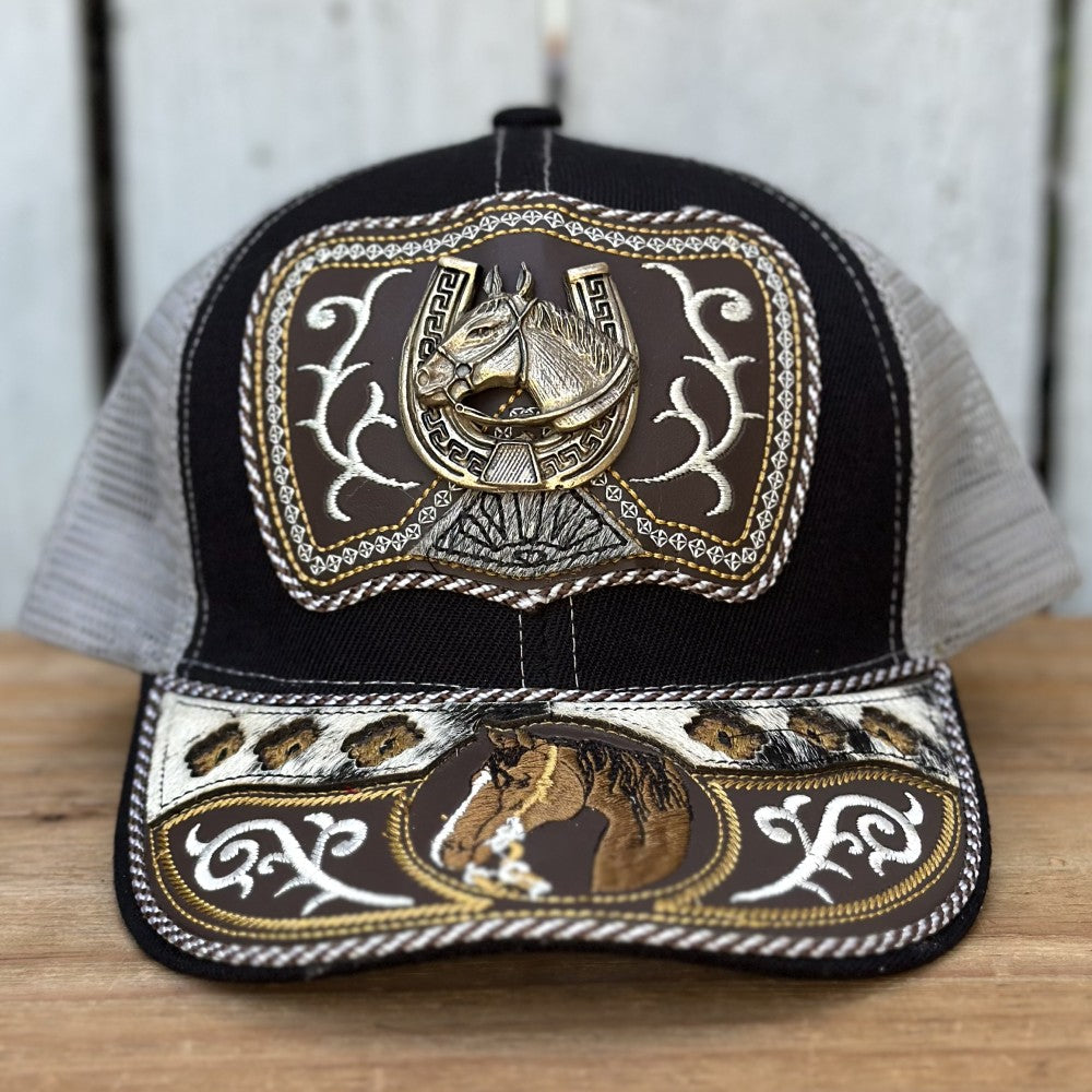 Gorra Vaquera Negra y Gris con Caballo y Herradura | Gorras Artesanales Mexicanas