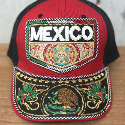 Gorra Vaquera Artesanal Roja “Mi México Lindo” con Bordado Tricolor, Calendario Azteca y Águila Mexicana (2)