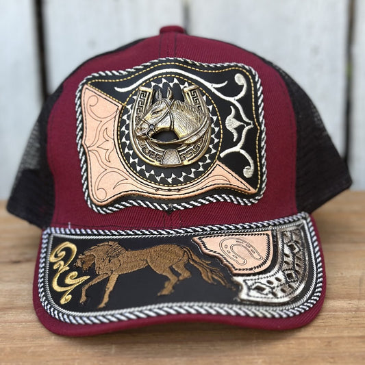 Gorra Vaquera Roja y Negra con Caballo y Herradura | Gorras Artesanales Mexicanas