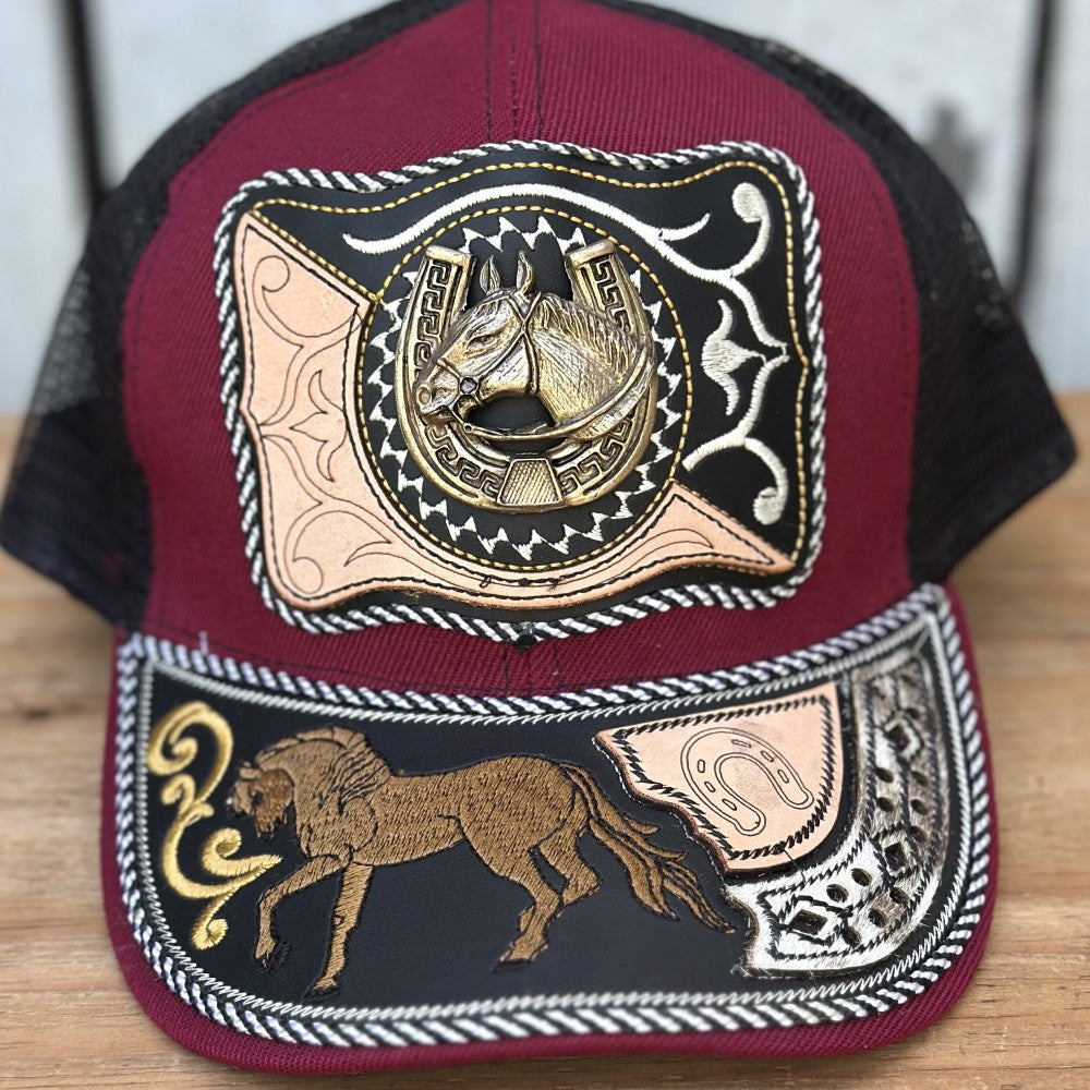 Gorra Vaquera Roja y Negra con Caballo y Herradura | Gorras Artesanales Mexicanas
