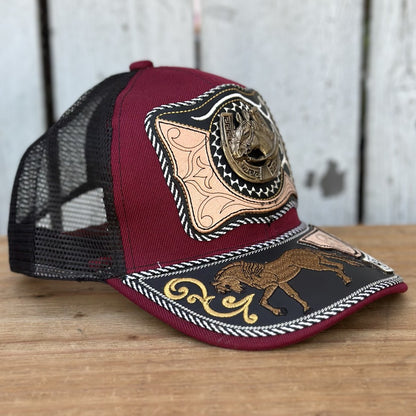 Gorra Vaquera Roja y Negra con Caballo y Herradura | Gorras Artesanales Mexicanas