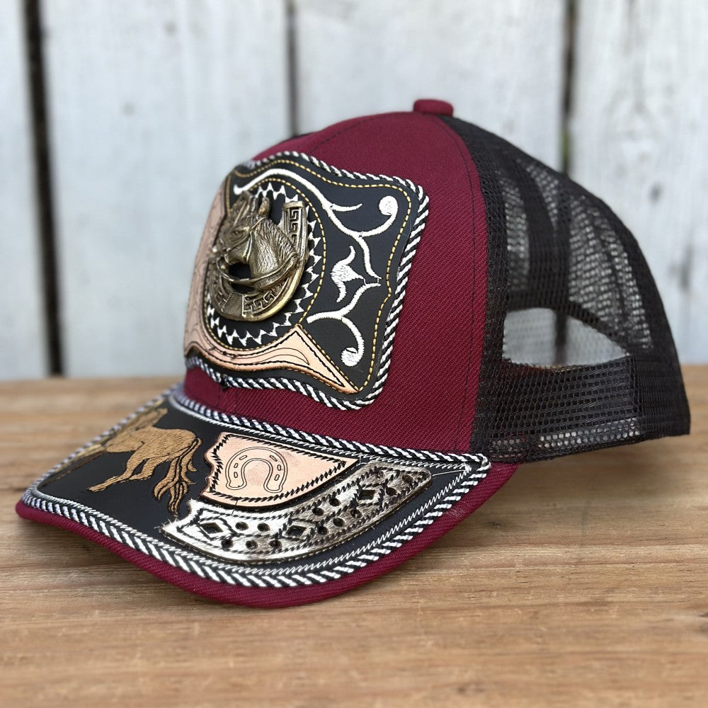 Gorra Vaquera Roja y Negra con Caballo y Herradura | Gorras Artesanales Mexicanas