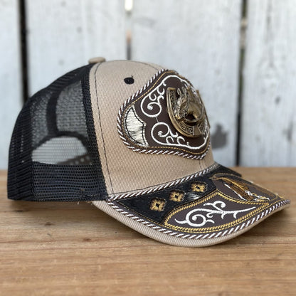 Gorra Vaquera Beige y Negro con Caballo y Herradura | Gorras Artesanales Mexicanas
