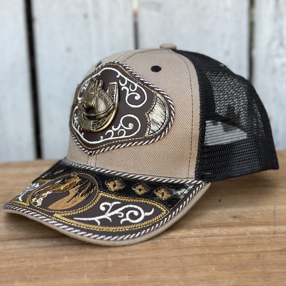 Gorra Vaquera Beige y Negro con Caballo y Herradura | Gorras Artesanales Mexicanas