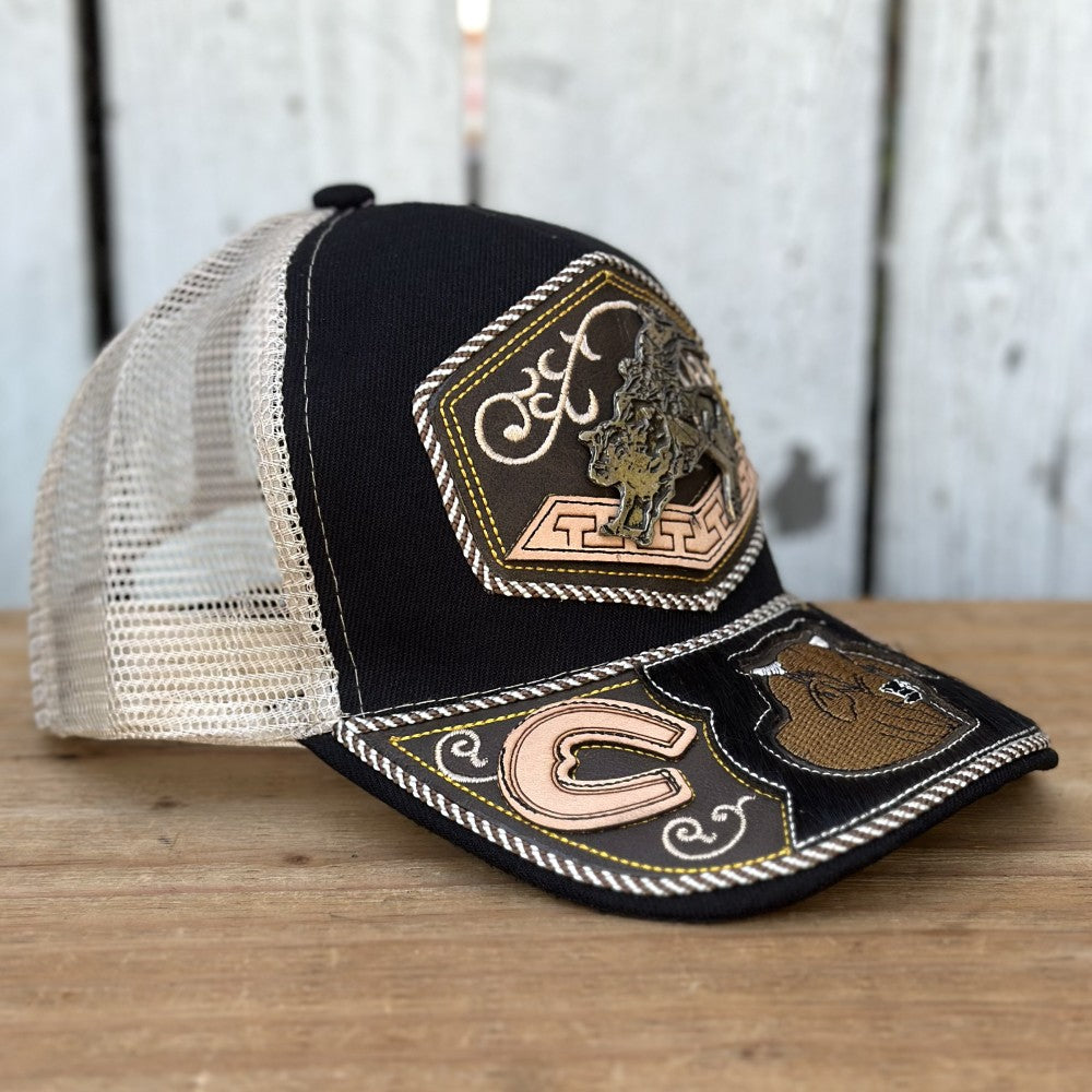 Gorra Vaquera Negra y Beige con Jinete y Toro | Gorras Artesanales Mexicanas