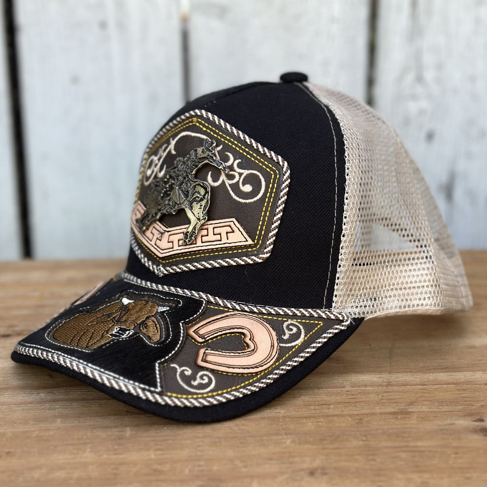 Gorra Vaquera Negra y Beige con Jinete y Toro | Gorras Artesanales Mexicanas