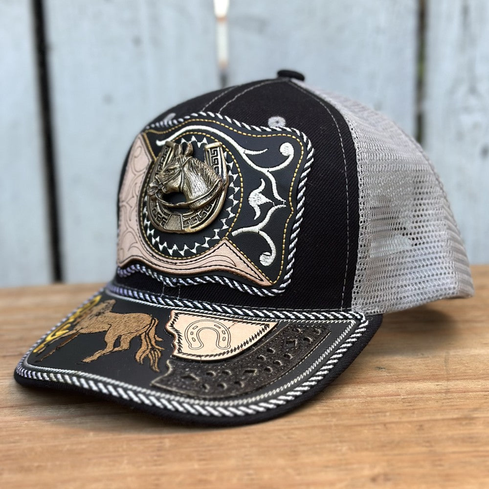 Gorra Vaquera Negra y Gris con Caballo y Herradura #2 | Gorras Artesanales Mexicanas