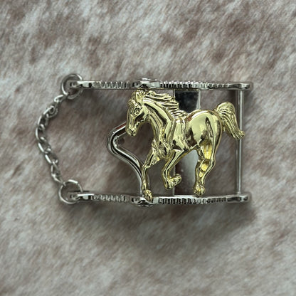 Hebilla Vaquera con Caballo Dorado y Cadena - Hebillas Vaqueras Mexicanas